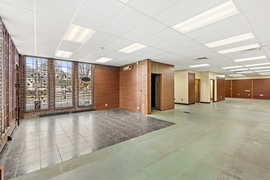 More Photos Of 110 Gladiolus St, Momence General Retail For Sale