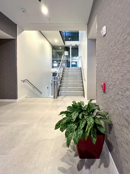 More Photos Of 770 S Post Oak Ln, Houston Office For Lease