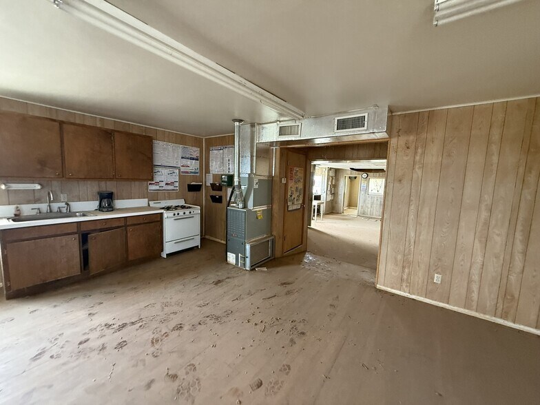 More Photos Of 743 W US Highway 70, Plainview Industrial For Sale