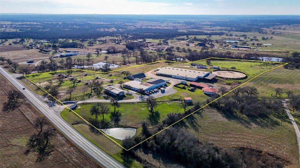 More Photos Of 7206 S FM 51, Boyd Veterinarian Kennel For Sale