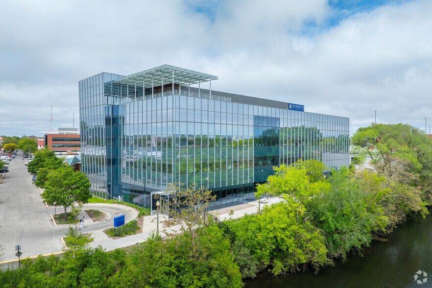 Primary Photo Of 2718 W Roscoe St, Chicago Office For Lease