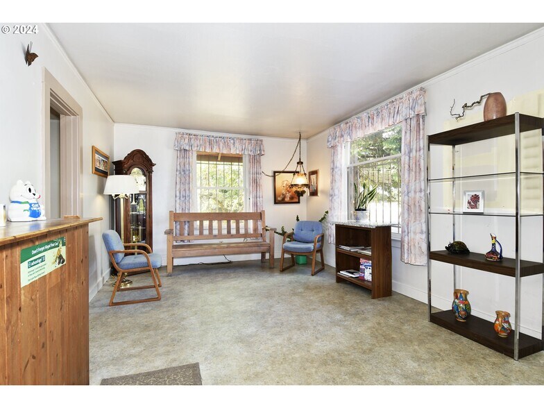 More Photos Of 4608 NE 102nd Ave, Portland Veterinarian Kennel For Sale