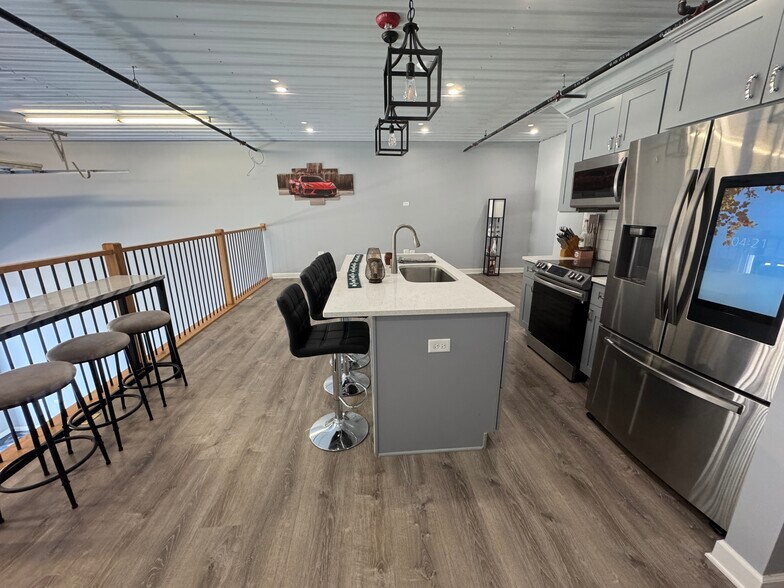 More Photos Of 2244 Ferry Rd, Naperville Flex For Sale