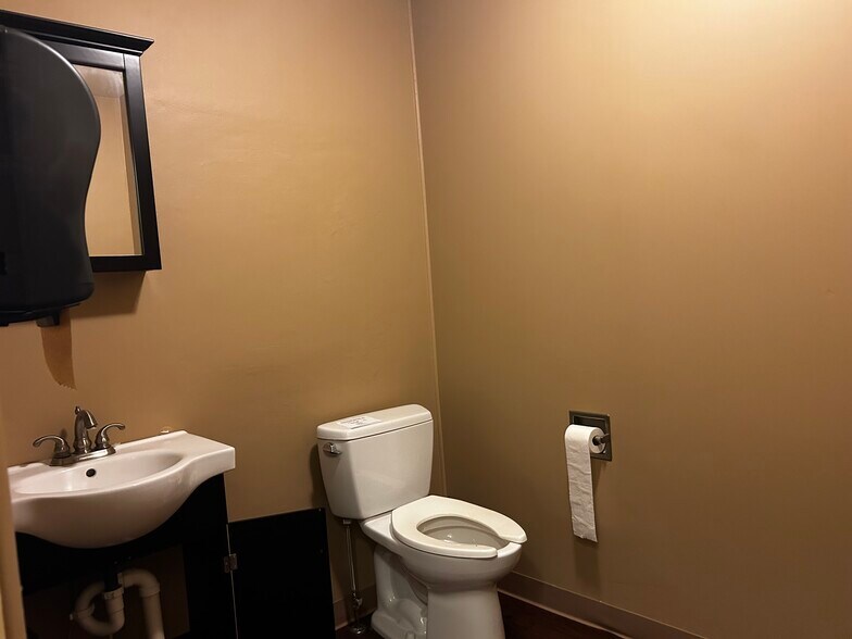 More Photos Of 7878 Gull Rd, Richland Warehouse For Lease