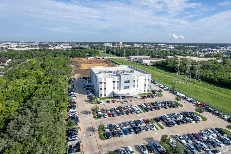 More Photos Of 600 N Kobayashi Rd, Webster Medical For Lease