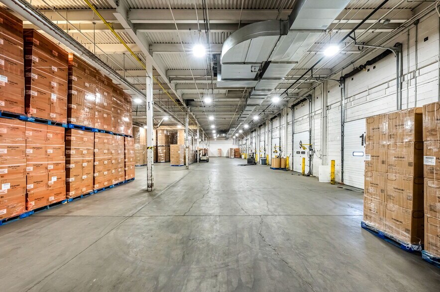 More Photos Of 100 Brookdale Dr, Springfield Distribution For Lease