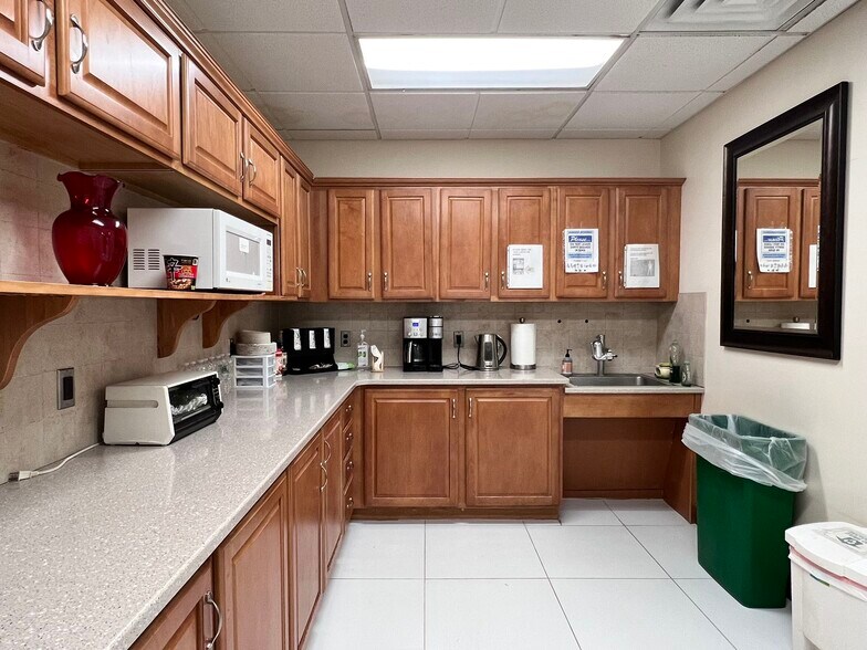 More Photos Of 27 Bleeker St, Millburn Office For Lease