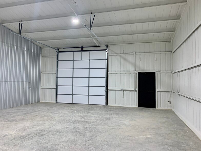 More Photos Of 1011 Upper Denton Rd, Weatherford Warehouse For Lease
