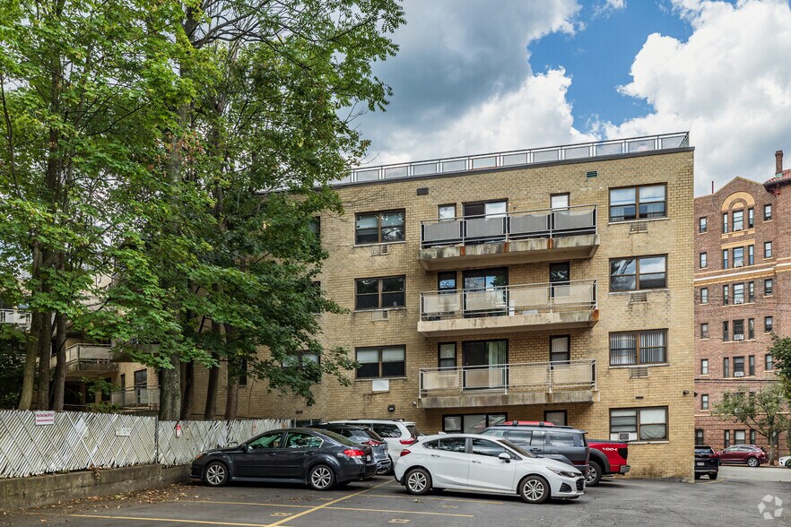 More Photos Of 1 Barstow Rd, Great Neck Apartments For Sale