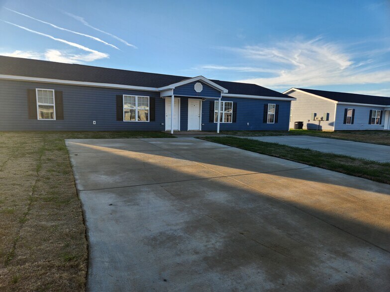 More Photos Of 106 Ronald Pride Blvd, Fort Valley Specialty For Sale