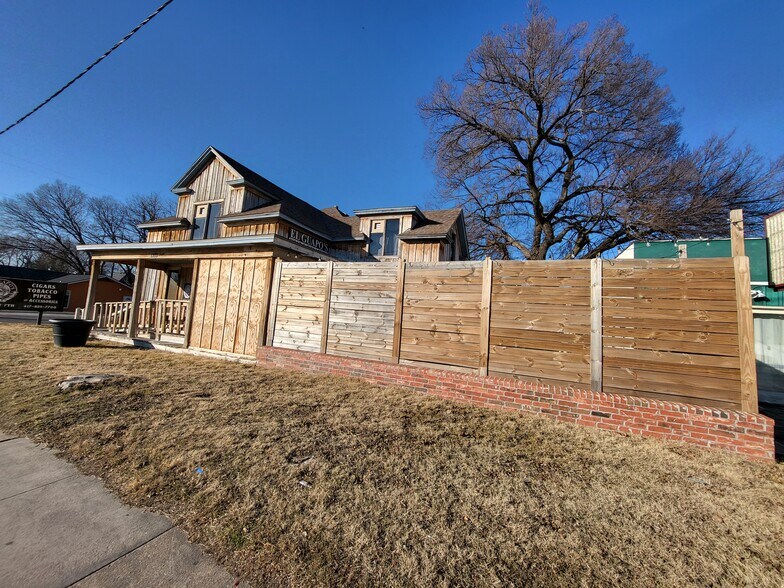 More Photos Of 1209 W 7th St, Joplin Office For Sale