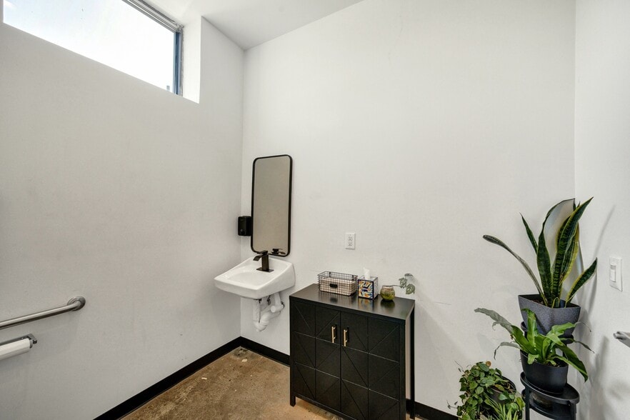 More Photos Of 611 W Philadelphia St, Detroit Freestanding For Sale