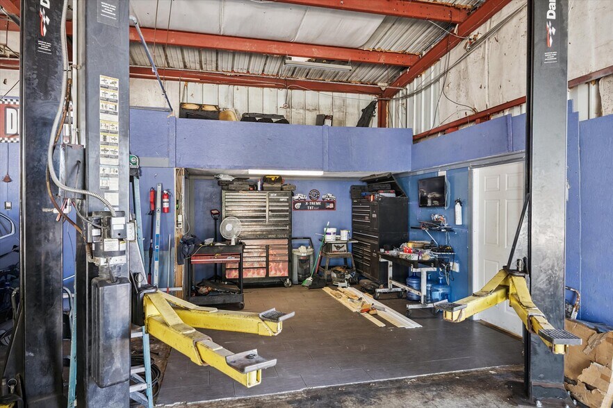More Photos Of 8921 Daffodil Ave, Houston Auto Repair For Lease