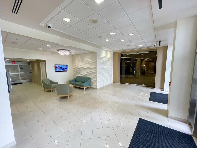 More Photos Of 240 S Pineapple Ave, Sarasota Office For Lease