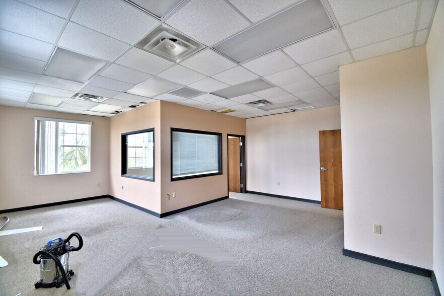 More Photos Of 43344 Highway 27, Davenport Coworking Space
