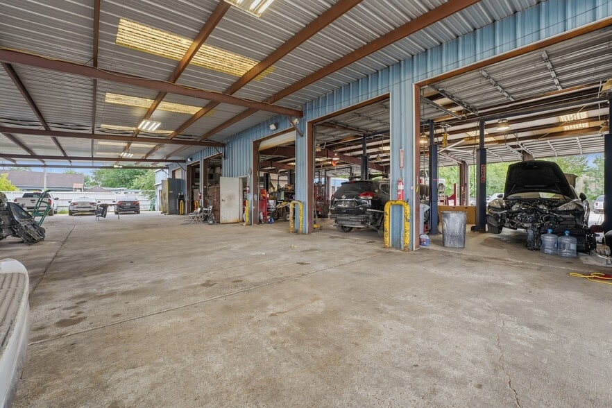 More Photos Of 658 Aldine Mail Route Rd, Houston Auto Repair For Sale