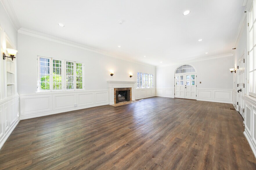 More Photos Of 4526 Wilshire Blvd, Los Angeles Office For Lease