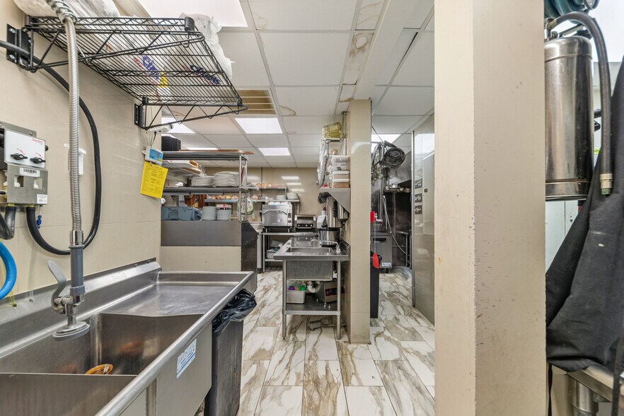 More Photos Of 320 W College St, Pulaski Fast Food For Sale