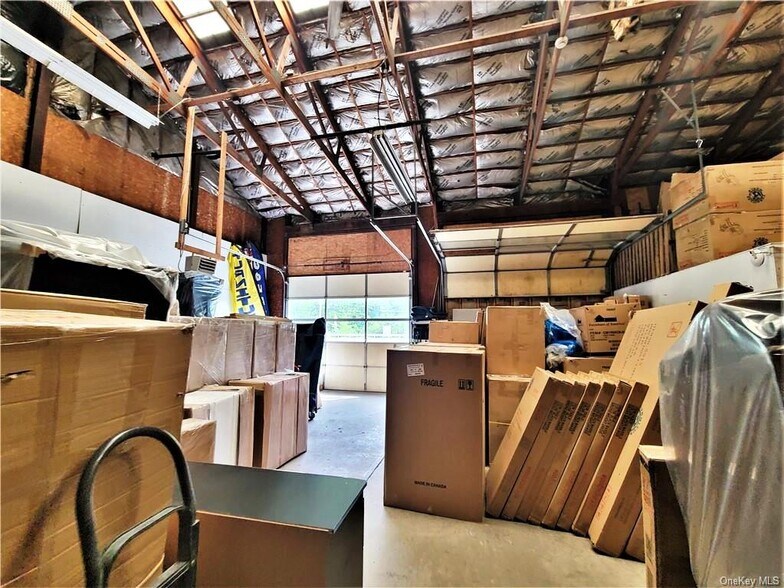 More Photos Of 186 E Broadway, Monticello Service For Sale