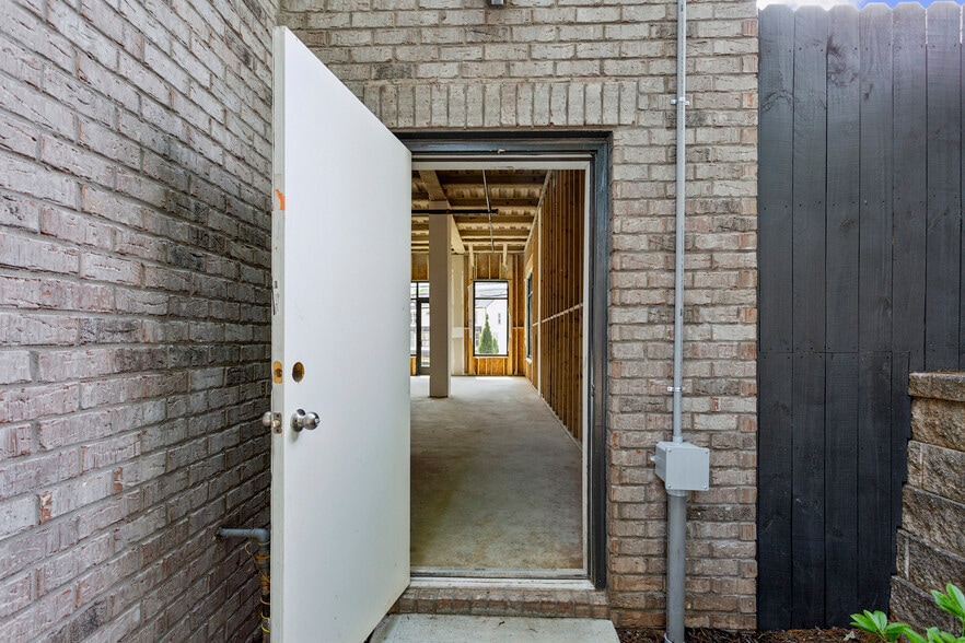 More Photos Of 2030 Main St NW, Atlanta Storefront Retail Office For Sale