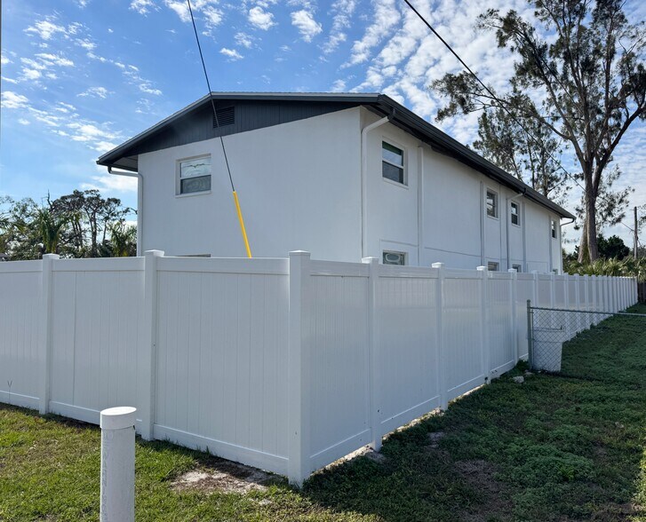 More Photos Of 2739 Grand Cayman St, Sarasota Apartments For Sale