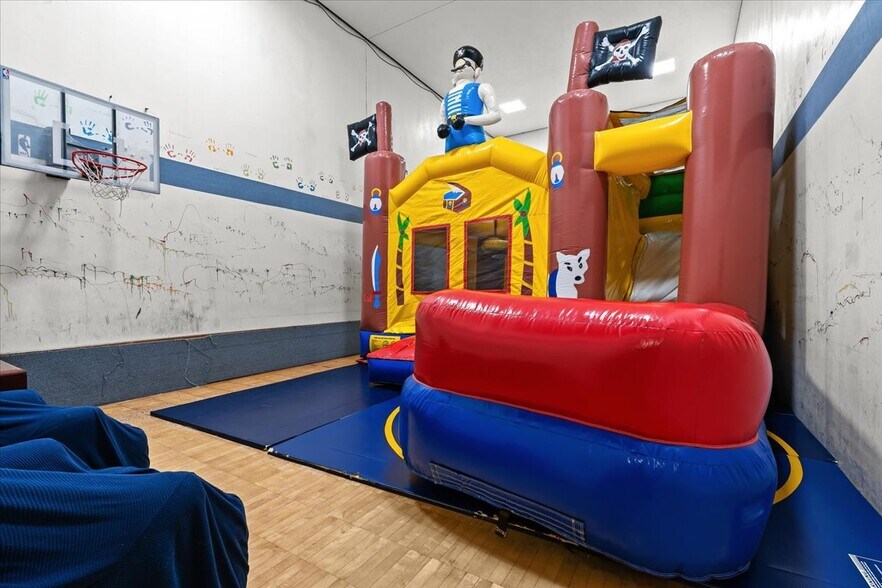 More Photos Of 2140 Fairway Dr, Davison Sports And Entertainment For Sale