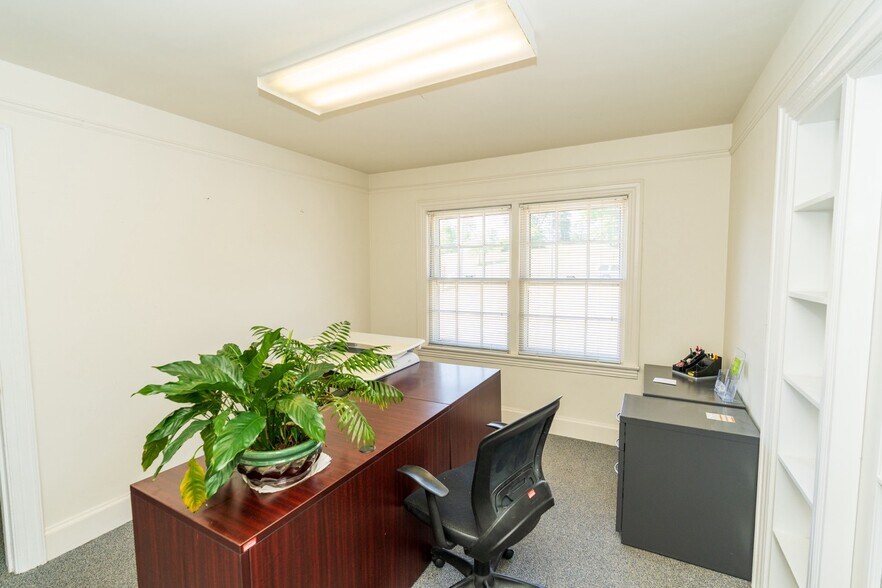 More Photos Of 998-1002 S New Hope Rd, Gastonia General Retail For Lease