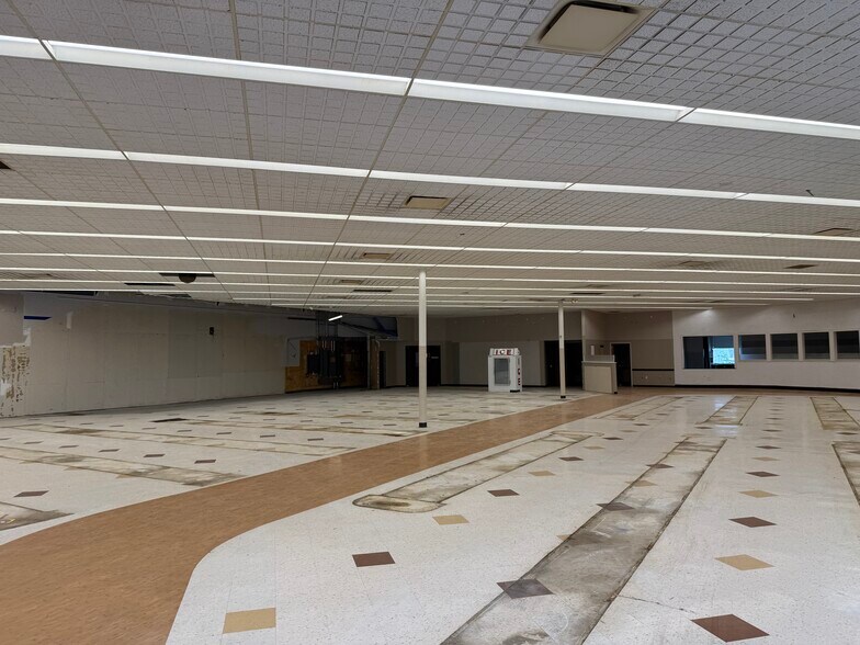 More Photos Of 305 W Main St, Ottawa Drugstore For Lease