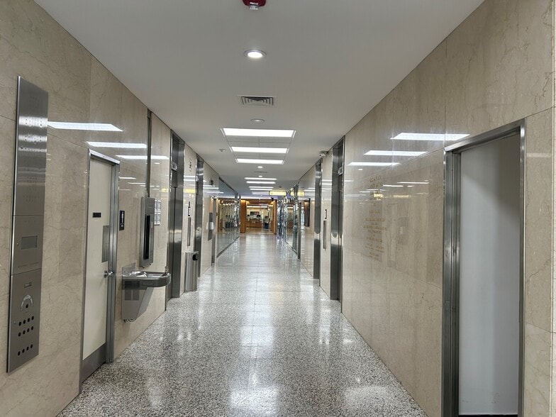 More Photos Of 711 N Carancahua St, Corpus Christi Office For Lease