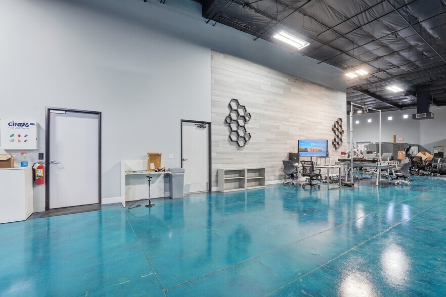 More Photos Of 3401 E Harbour Dr, Phoenix Light Manufacturing For Lease