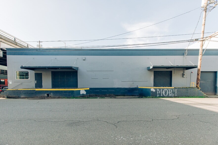 More Photos Of 221-239 SE Madison St, Portland Warehouse For Sale