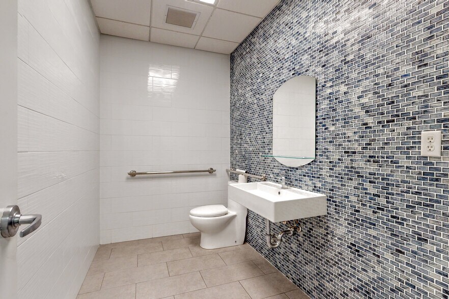 More Photos Of 7 E Central Ave, Pearl River Storefront For Lease