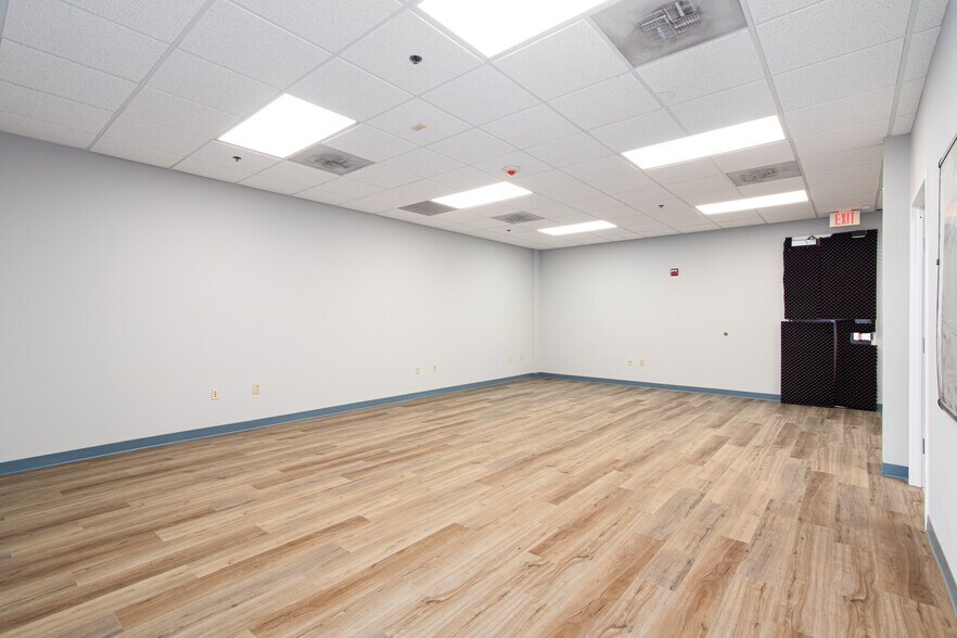 More Photos Of 21351 Gentry Dr, Sterling Office For Sale