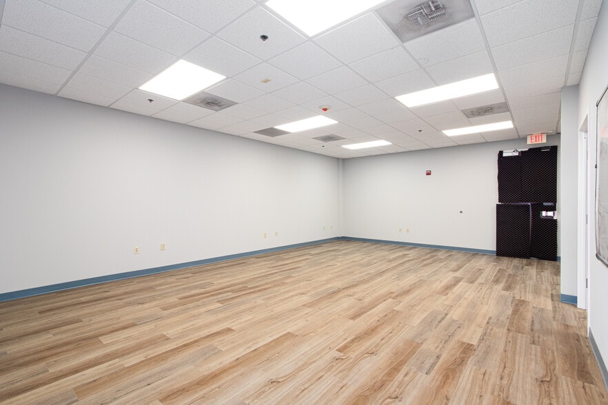 More Photos Of 21351 Gentry Dr, Sterling Office For Sale