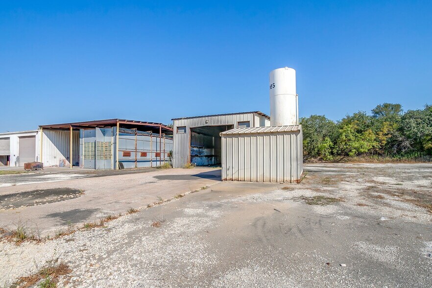 More Photos Of 3550 N Main St, Cleburne Industrial For Sale