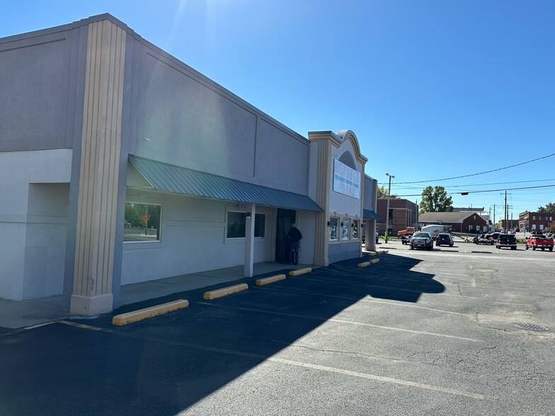 More Photos Of 102 E Park St, Taylorville Freestanding For Sale