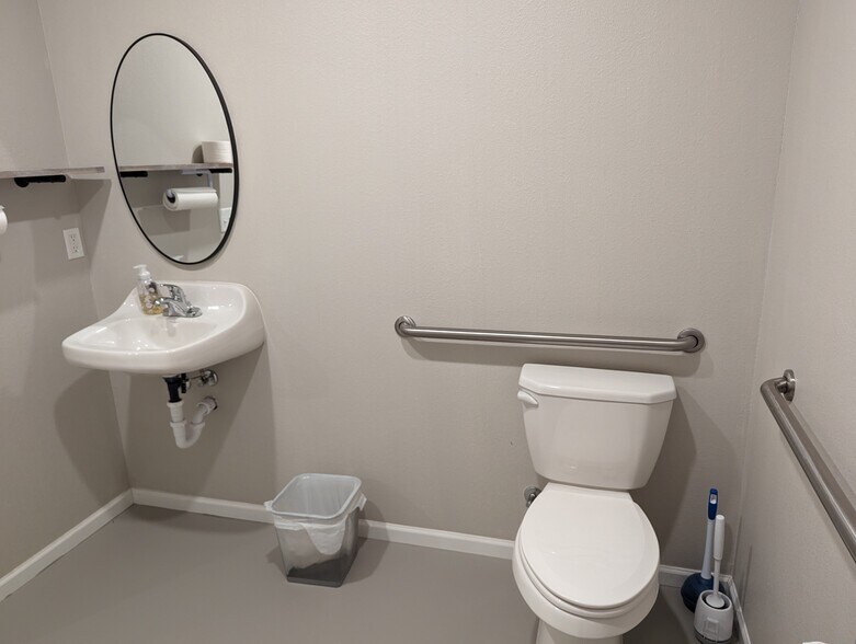 More Photos Of 516 S Main St, Nixa Service For Sale