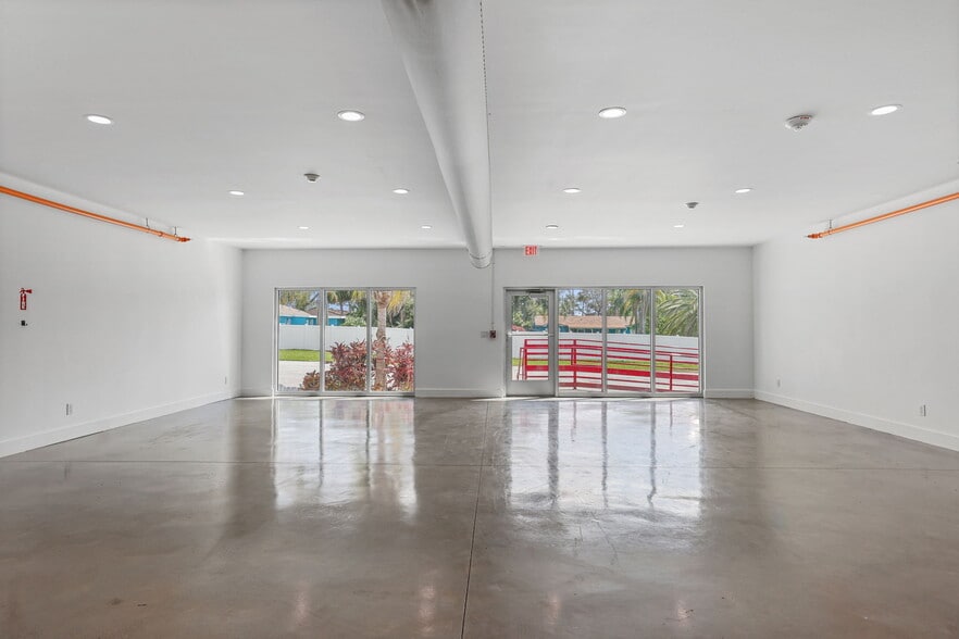 More Photos Of 10830 Navajo Dr, Saint Petersburg Showroom For Sale