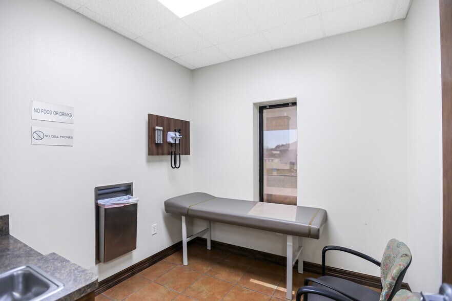 More Photos Of 802 E Expressway 83, La Joya General Retail For Sale