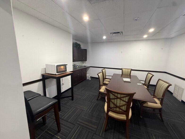 More Photos Of 2075 47th St, Sarasota Warehouse For Lease