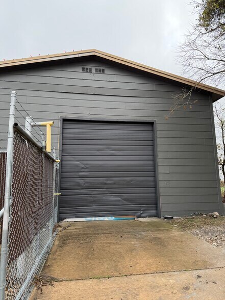 More Photos Of 1650 FM 66, Waxahachie Flex For Lease