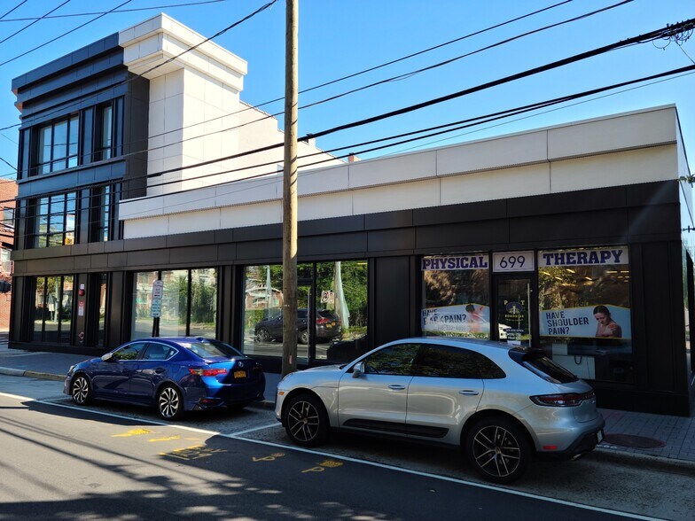 More Photos Of 705 Middle Neck Rd, Great Neck Coworking Space