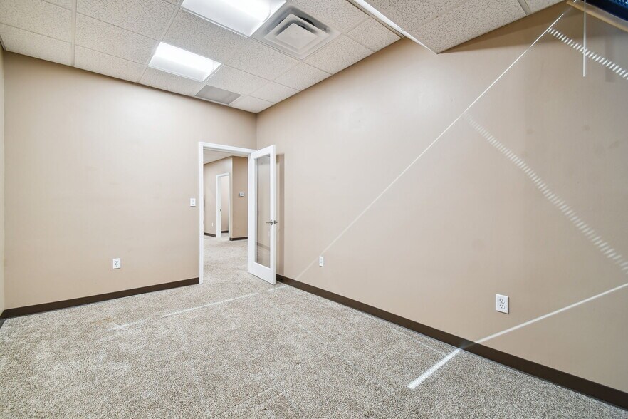 More Photos Of 6740 Crosswinds Dr, Saint Petersburg Coworking Space