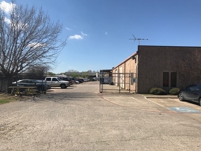 More Photos Of 1495 N Kealy St, Lewisville Distribution For Lease
