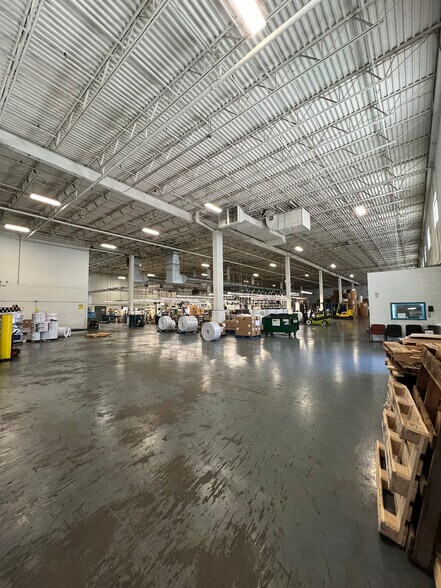 More Photos Of 933 Tower Rd, Mundelein Warehouse For Lease