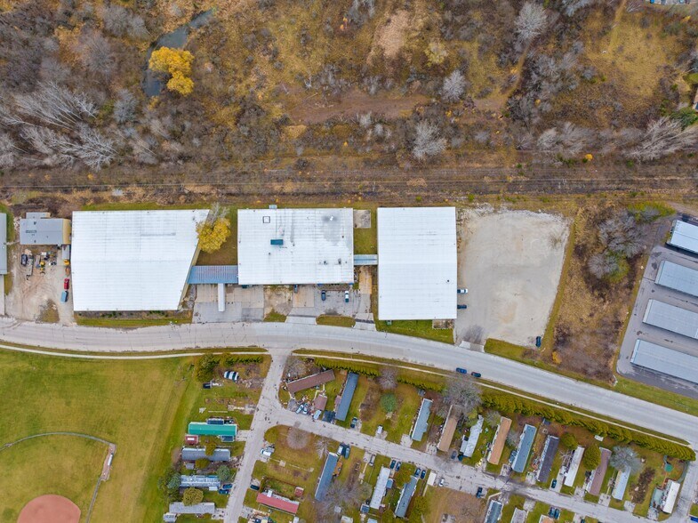 More Photos Of 815-925 E Albert Dr, Manitowoc Warehouse For Lease