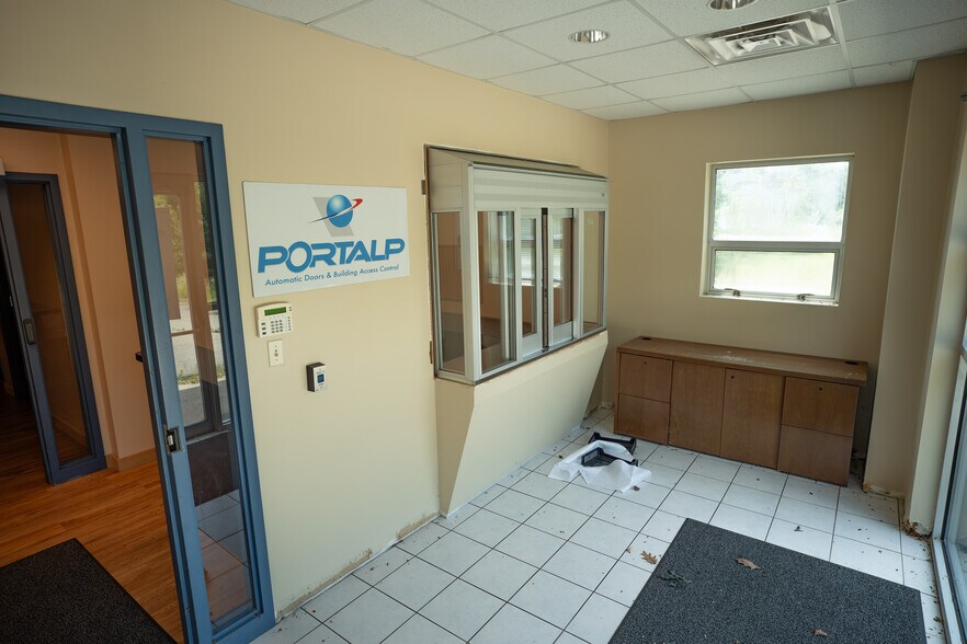 More Photos Of 11075 Parker Dr, Irwin Warehouse For Sale