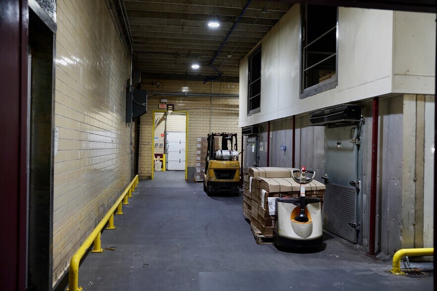 More Photos Of 635 Kingsbridge Rd, Carrollton Distribution For Lease