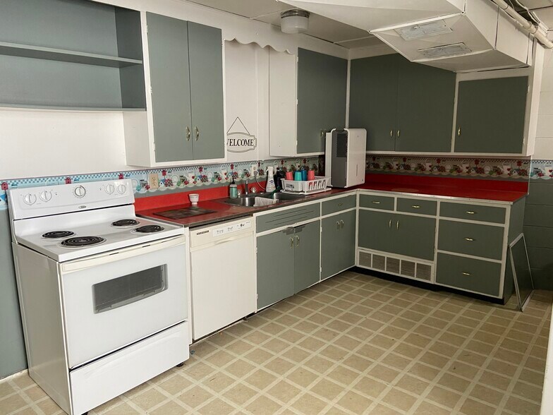 More Photos Of 332 State St, Ripon Specialty For Sale