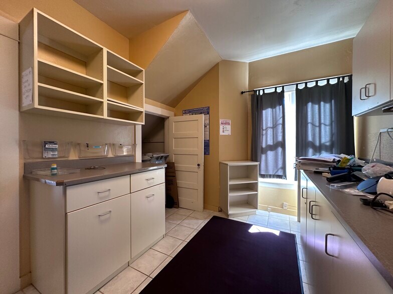 More Photos Of 619 NE Roberts Ave, Gresham Medical For Lease